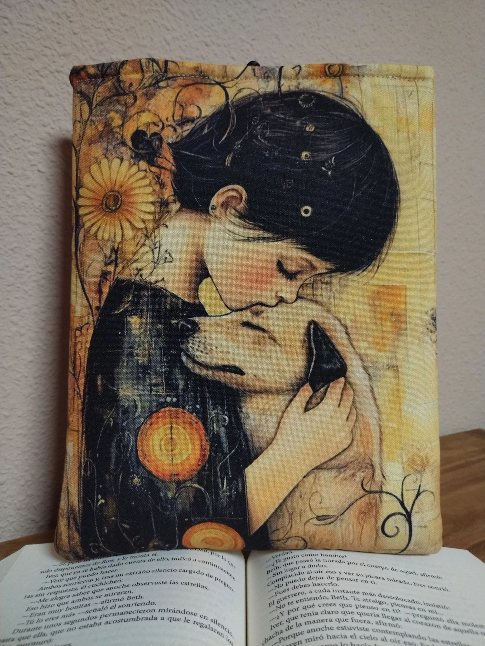 Funda literaria acolchada - Diseño Niña y perro con frase - Hecho a mano 